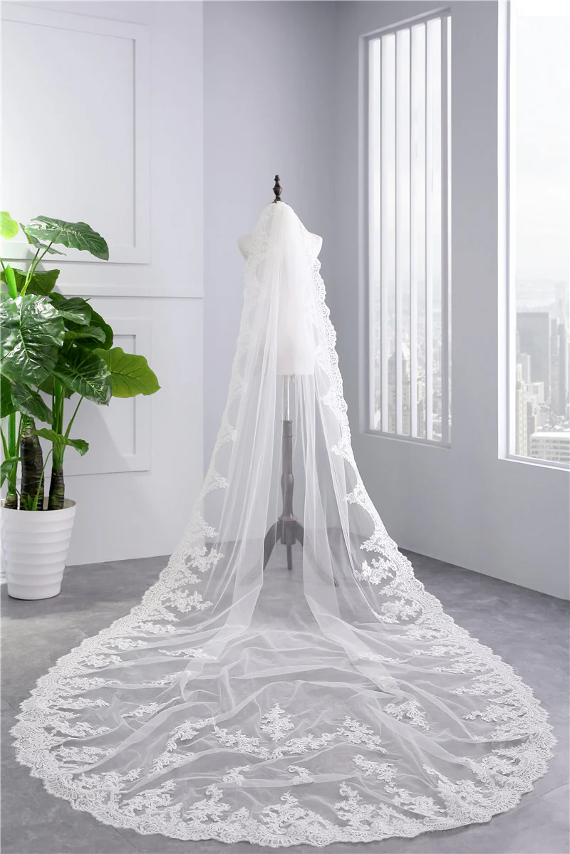 One-tier Lace Wedding Veil with Appliques - QUGEX