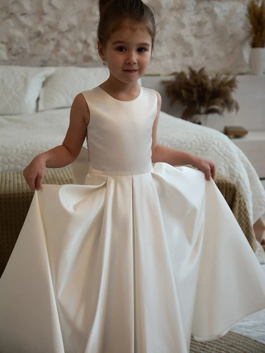 A-Line/Princess Round Neck Sleeveless Appliques Flower Girl Dresses with Pearl & Bow - QUGEX