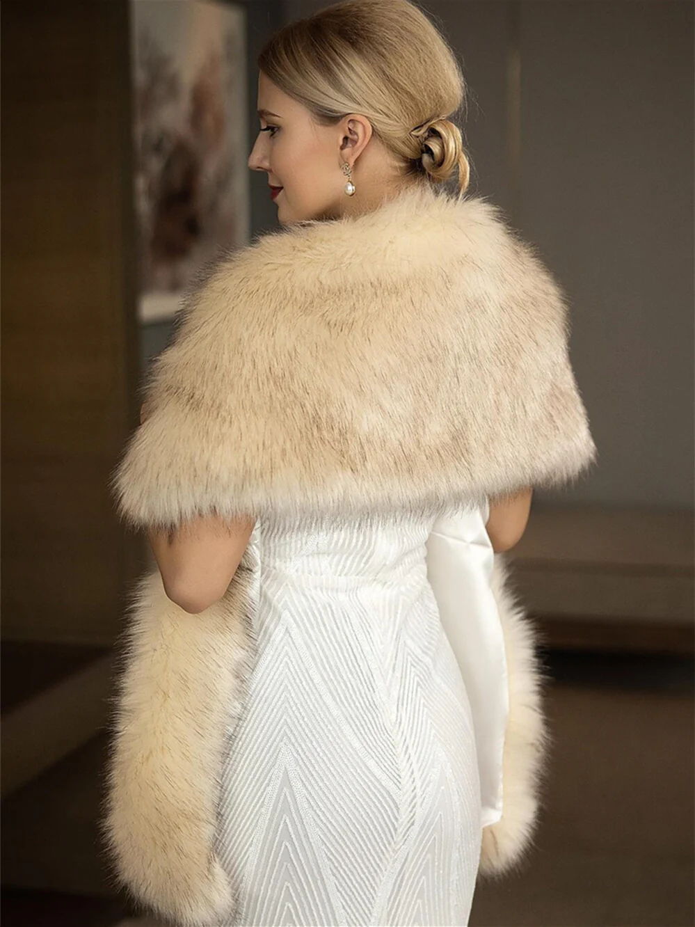Shawls Bridal's Wraps Elegant Keep Warm Sleeveless Faux Fur Wedding Wraps With Feathers / Fur - QUGEX