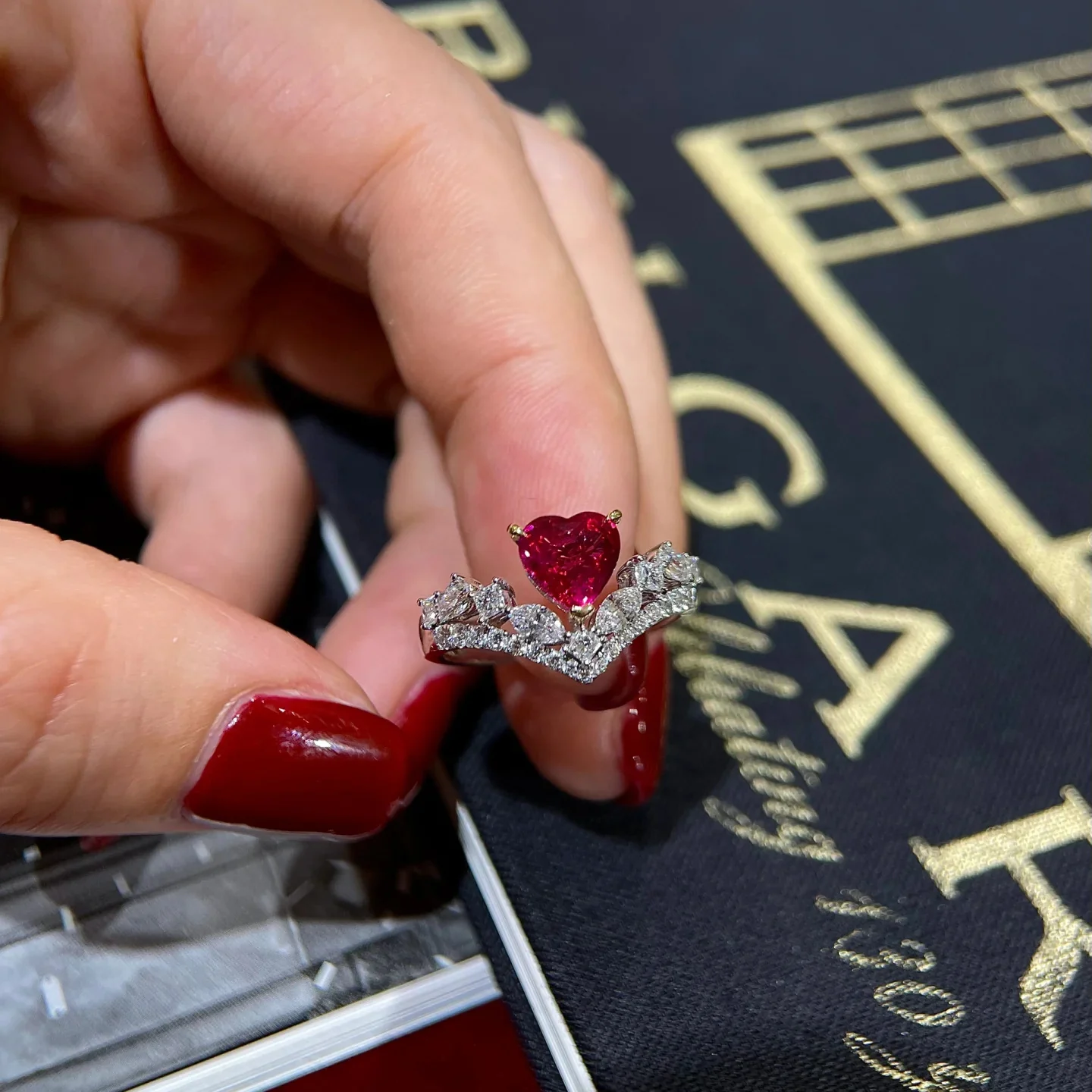 Vintage Red Court Heart V Rhinestone Ring - QUGEX